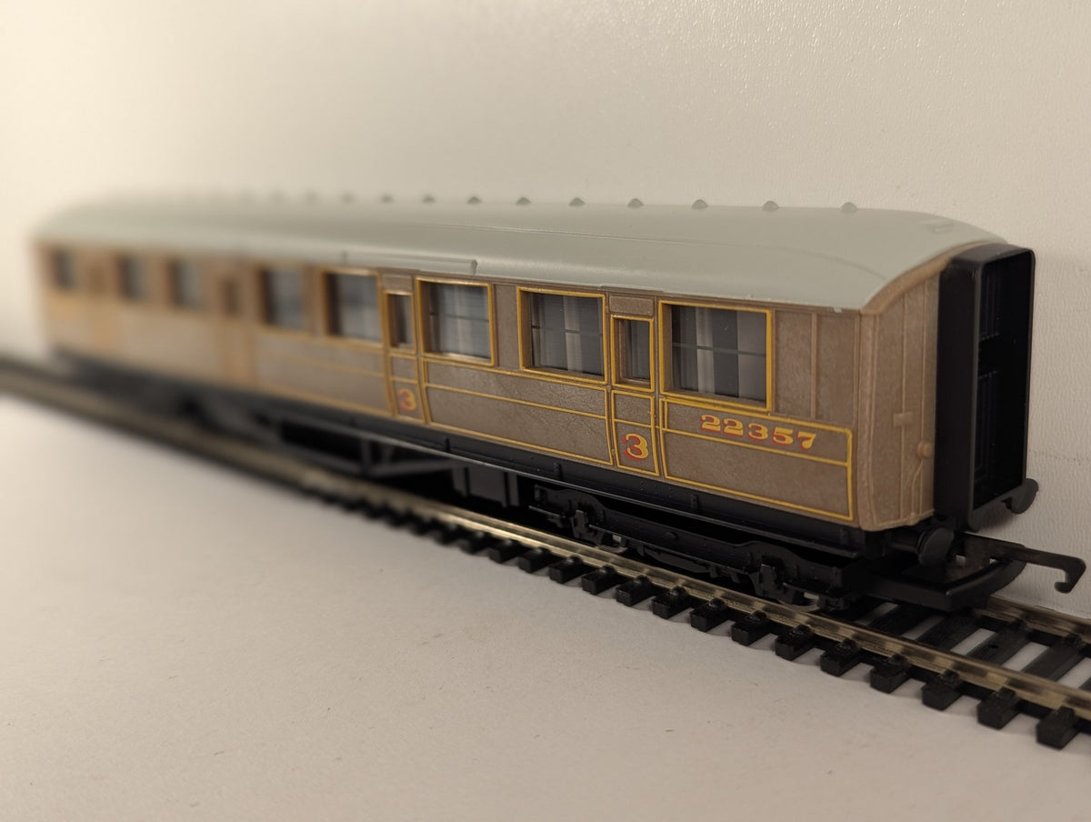 Hornby OO Gauge LNER Teak Composite Coach Passenger Coach 22357 R477
