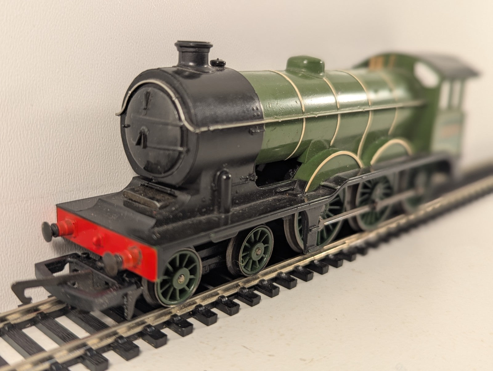 Hornby OOGauge LNERB12 4-6-0 SteamLocomotive in LNERLined Green - Missing Tender