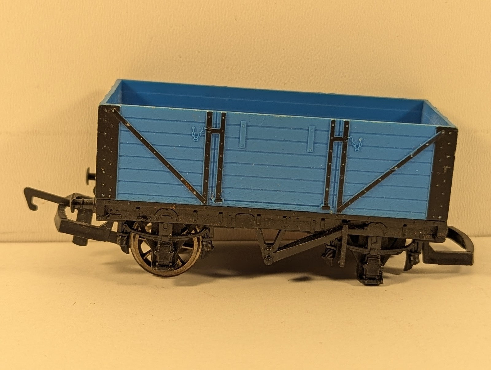 Hornby OO Gauge 5 Plank Open Wagon Blue