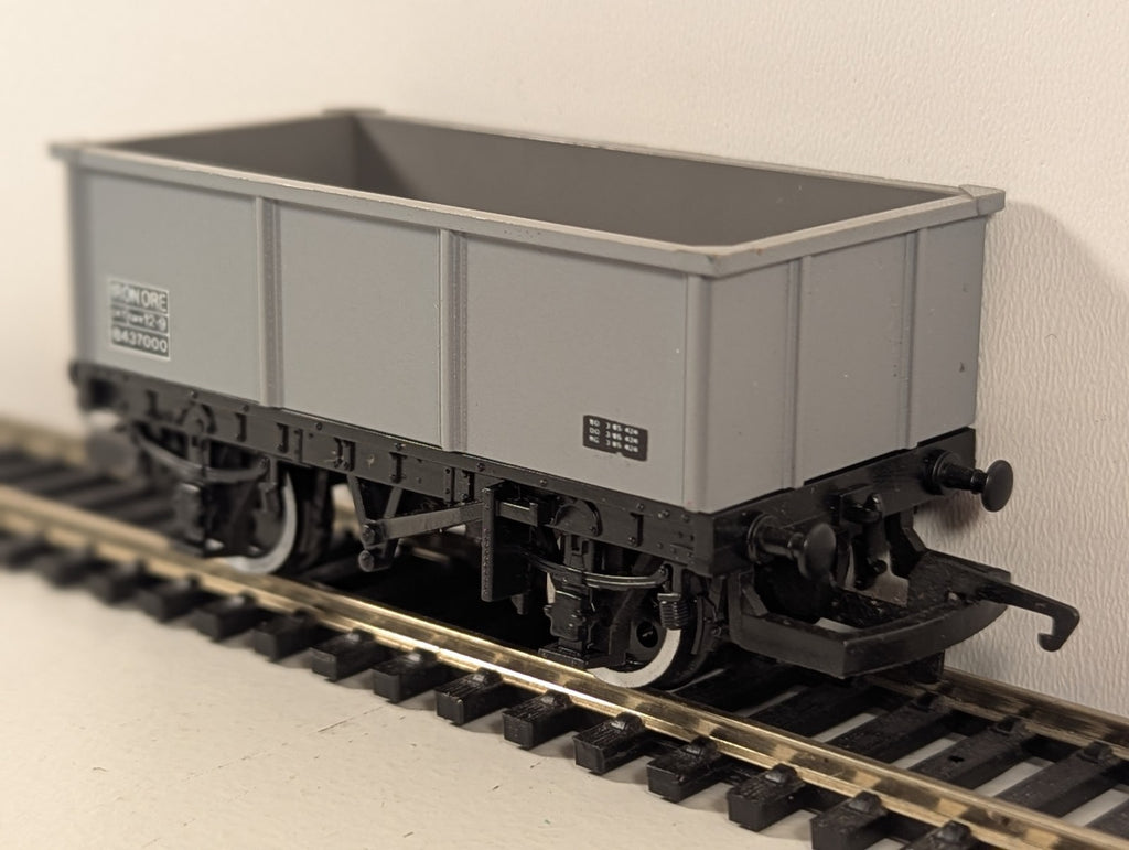Hornby R081 OO Gauge 24T Iron Ore Tippler Wagon B437000 – BR Grey