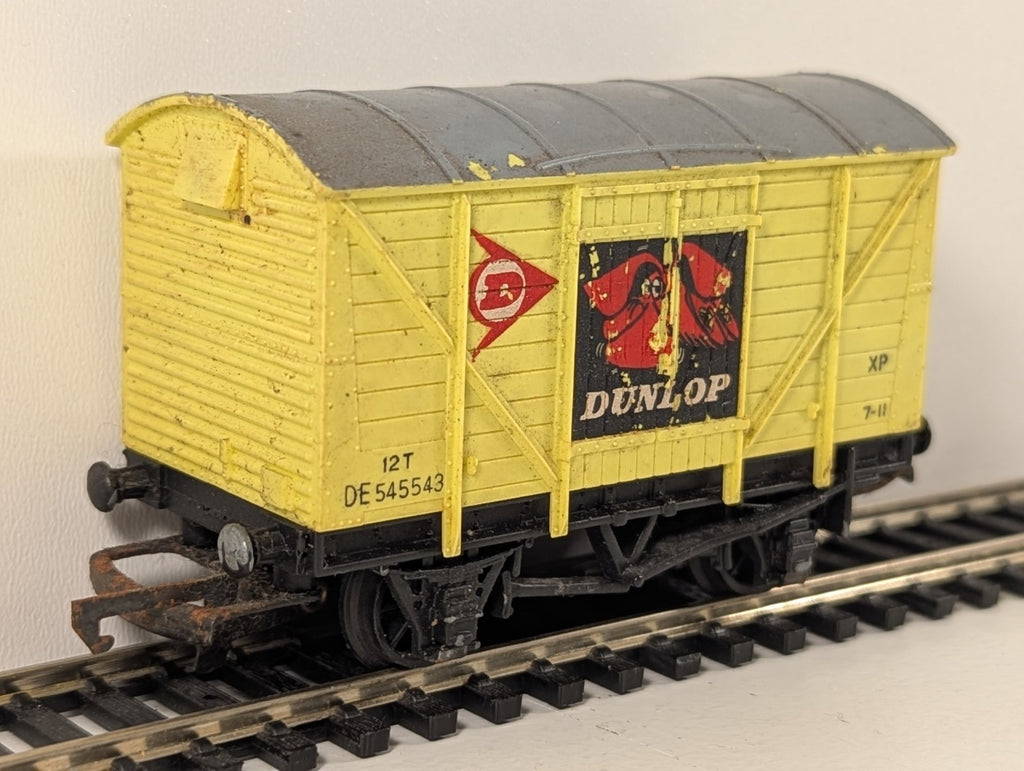Wrenn Railways W5004 OO Gauge 12T Ventilated Van “Dunlop”
