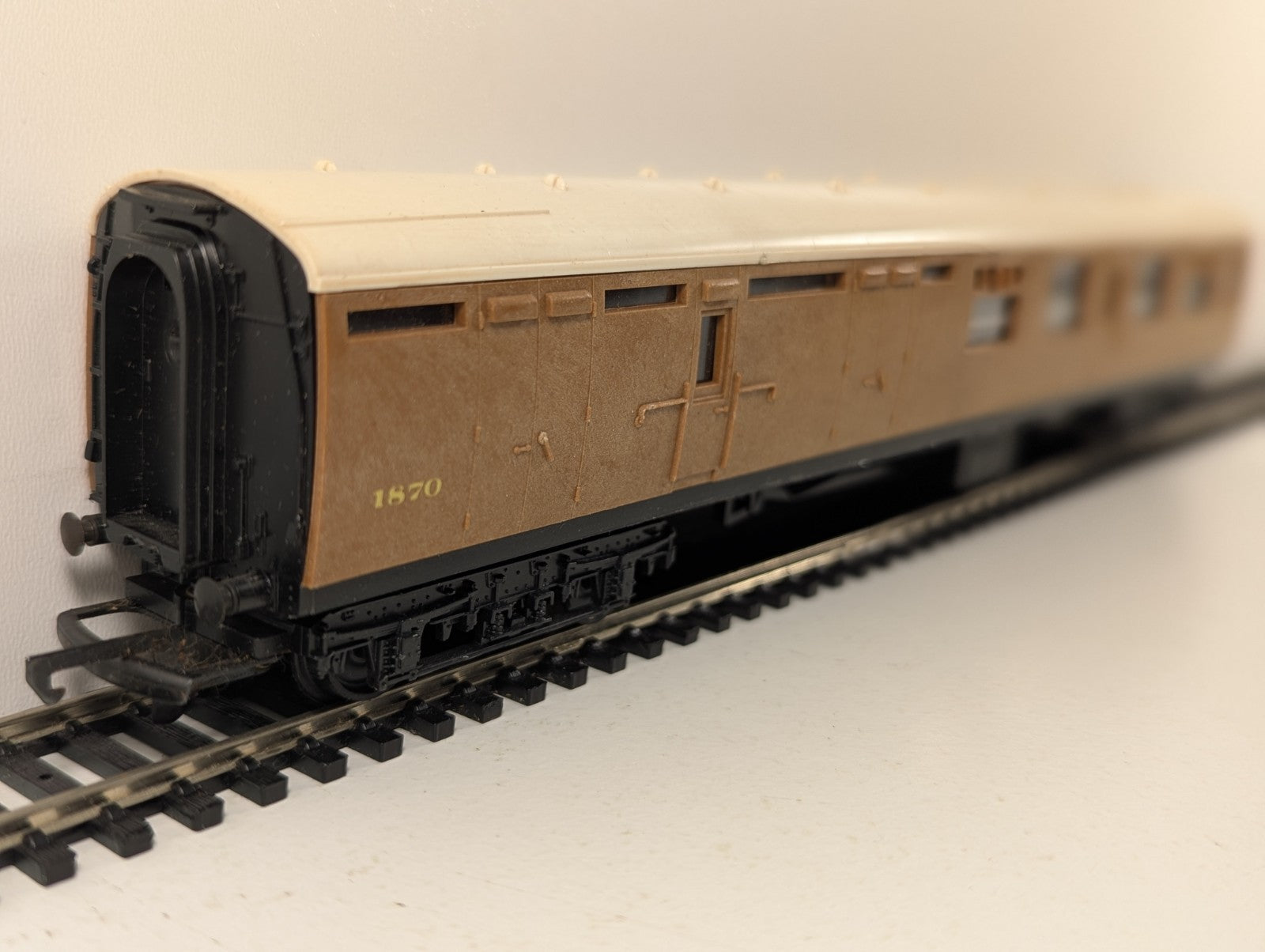 Tri-ang R746 OO Gauge LNER Teak Corridor Brake Coach
