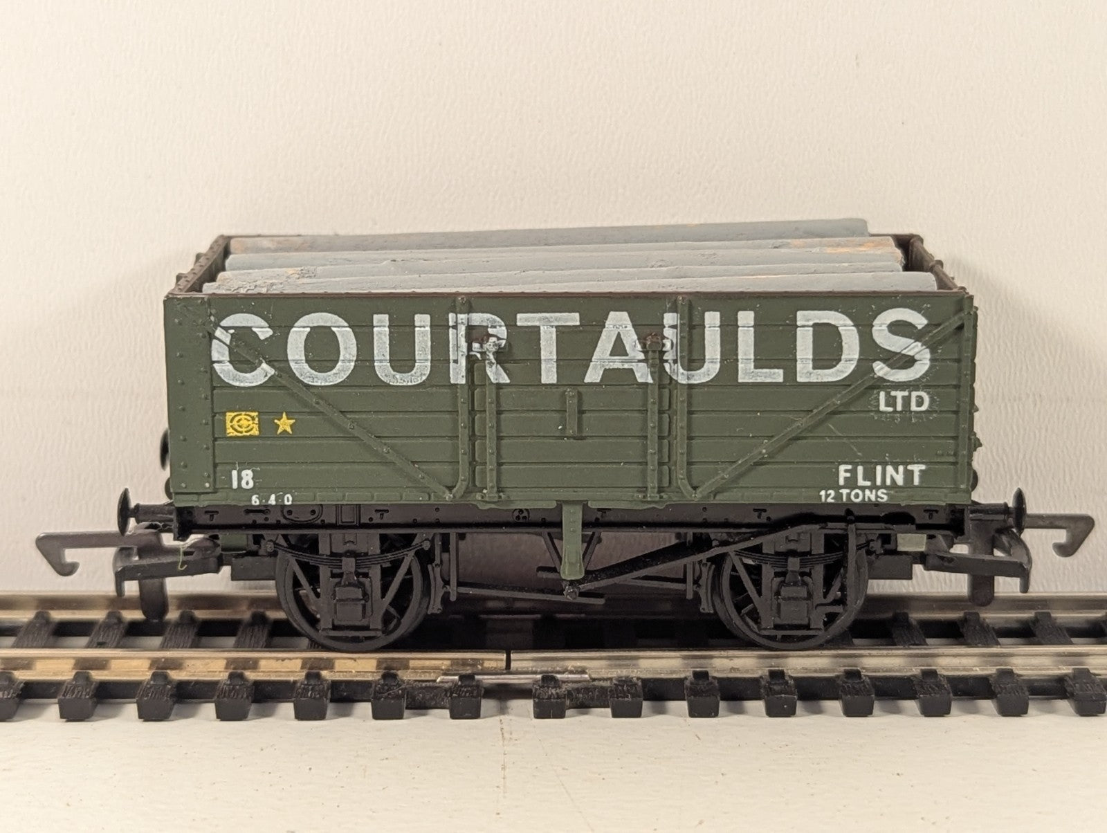 Dapol B169 OO Gauge Courtaulds 7 Plank Wagon - Boxed