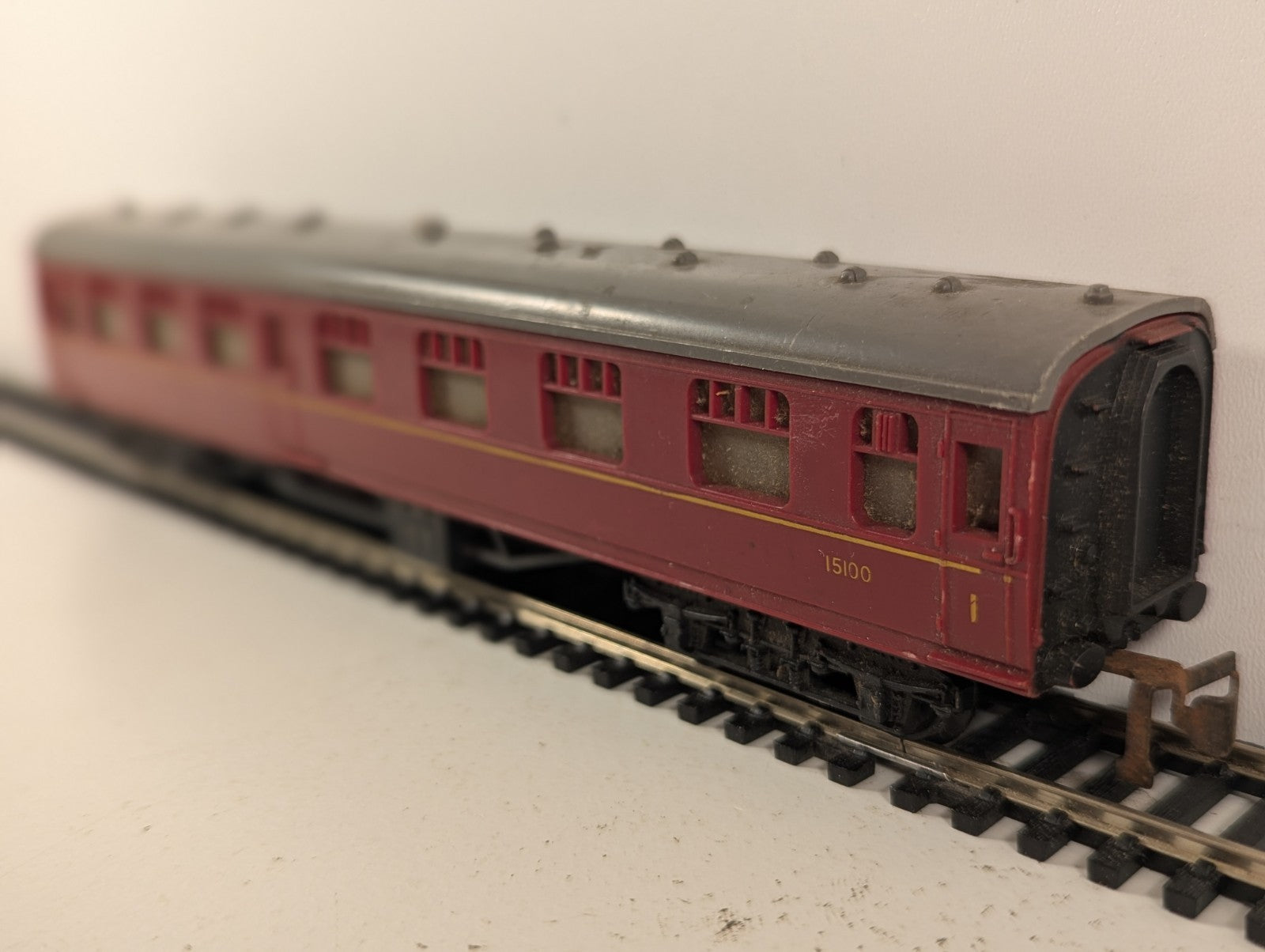 Jouef Playcraft HO Gauge BR Maroon Composite Coach Passenger Coach 15100