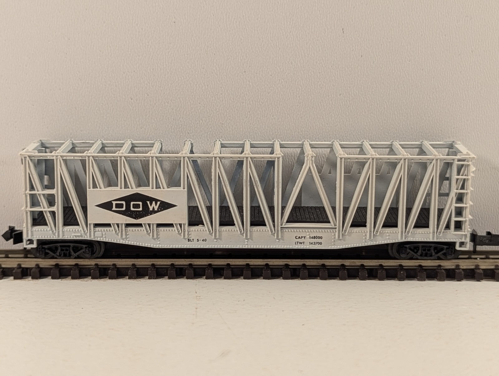 Trix N Gauge 70-Ton DOW Chemical Company Flat Beam Container Car