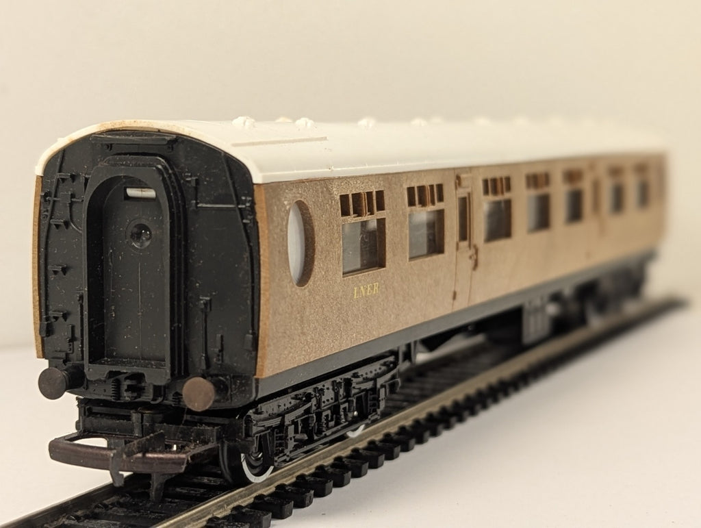Hornby OO Gauge R435 LNER Teak Composite Coach 1010