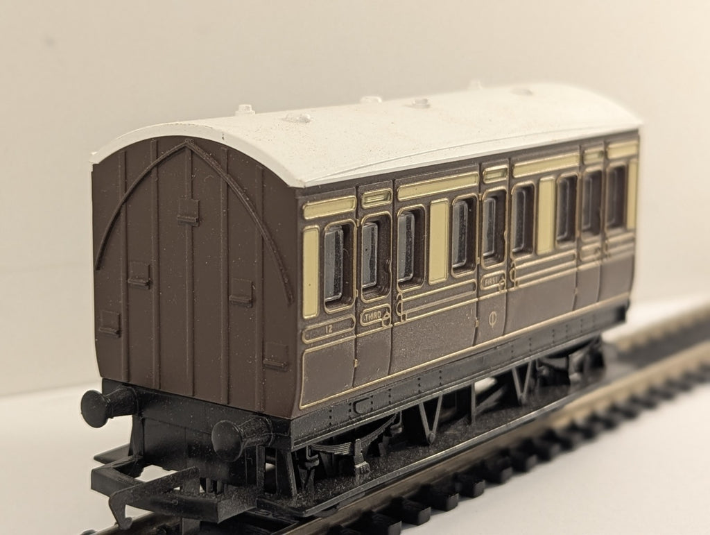 Hornby OO Gauge GWR Chocolate and Cream 4-Wheel Composite Coach