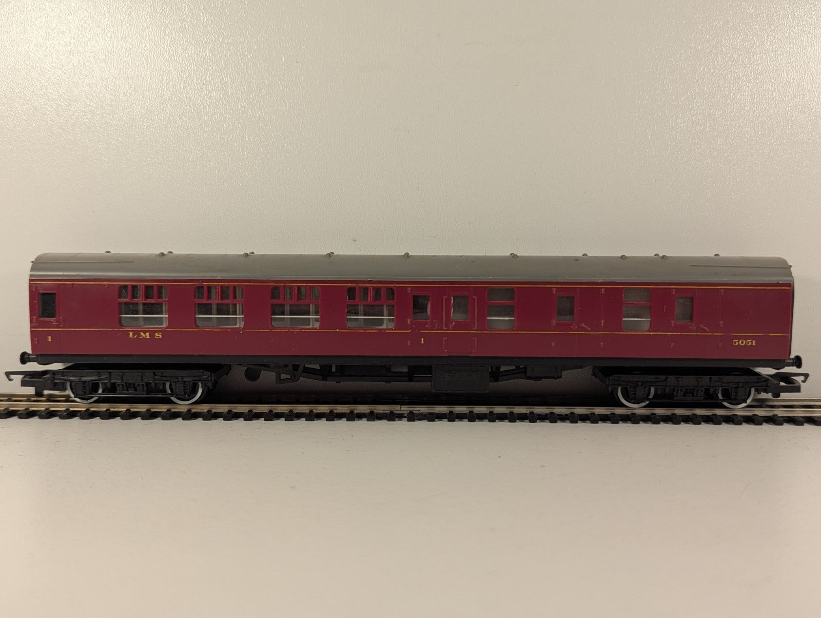 Hornby Railways R.422 LMS Corridor Brake First Coach OO Gauge - Boxed