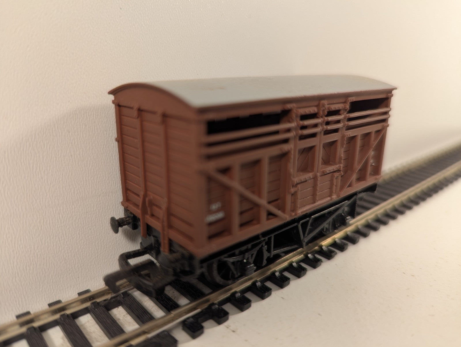 Mainline OO Gauge 37-143 Cattle Wagon BR Bauxite