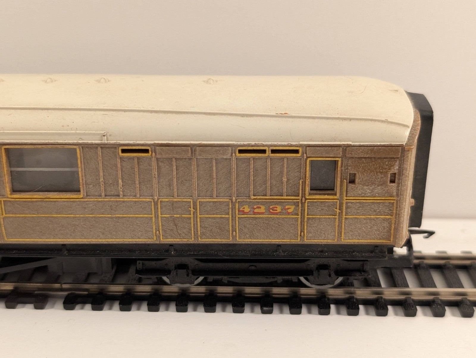 Hornby R4063 OO Gauge LNER Gresley Brake Coach No. 5547