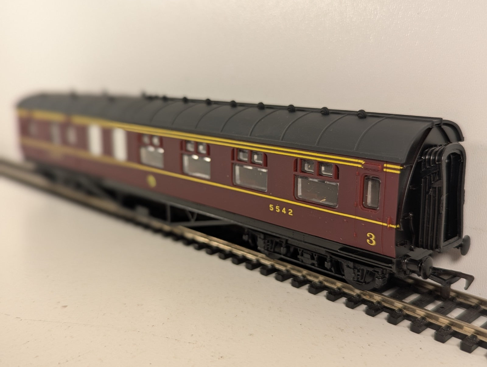 Airfix OO Gauge 57ft Brake 3rd Corridor Passenger Coach 5542 LMS Maroon