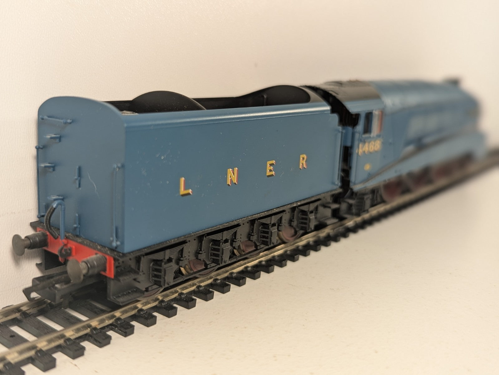 Hornby R2339 DCC Fitted LNER Class A4 Locomotive 'Mallard' 4468 LNER Garter Blue