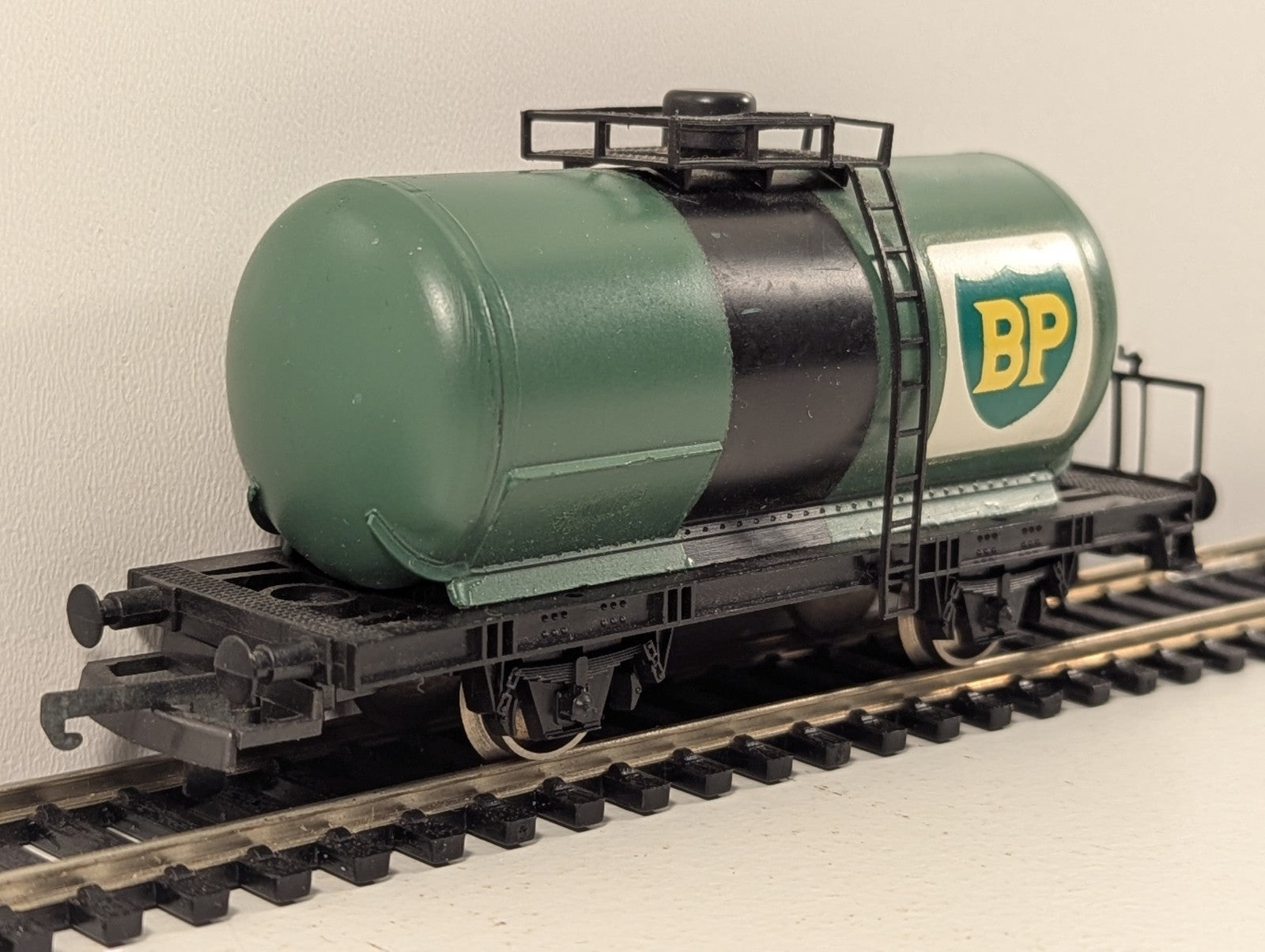 Lima HO Gauge BP Green Tanker Wagon