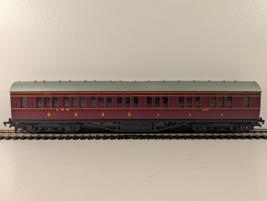 Mainline 12201 OO Gauge LMS Maroon 57ft Corridor Composite Coach No. 3621