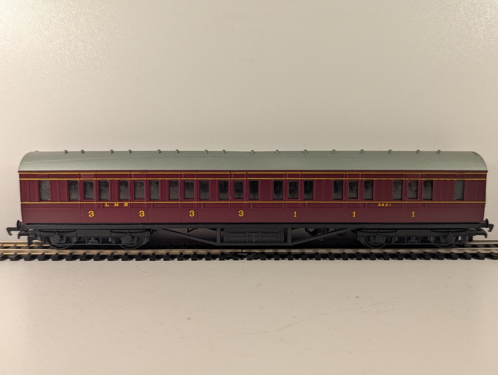 Mainline 12201 OO Gauge LMS Maroon 57ft Corridor Composite Coach No. 3621