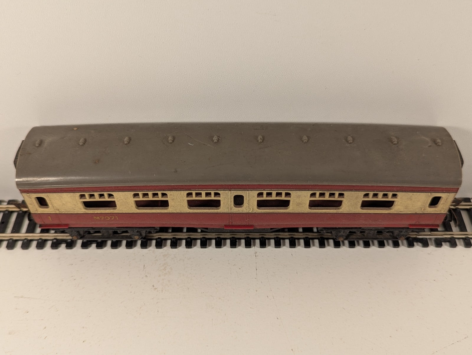 Tri-ang OO Gauge Crimson & Cream Corridor Coach (Bent Roof)