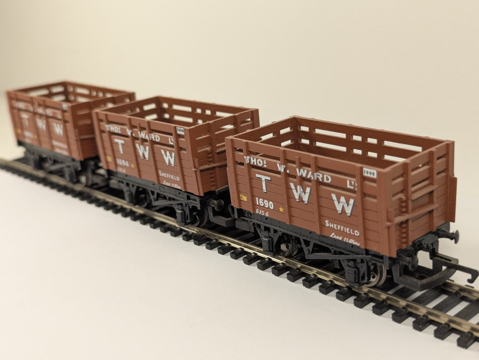 Hornby OO Gauge R6037 Thomas W. Ward Coke Wagon Set (1 Wagon Damaged)