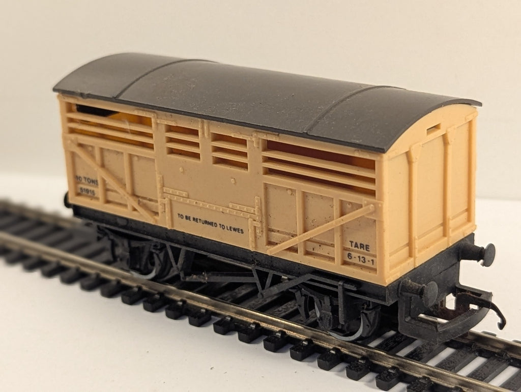 Hornby R127 OO Gauge SR Cattle Wagon 51915