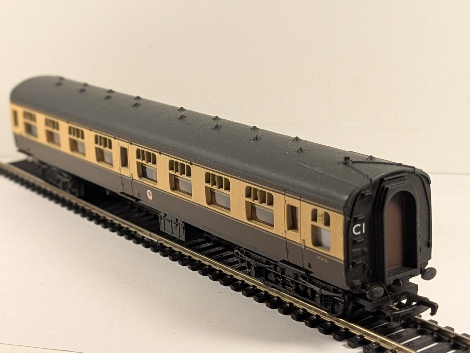 Mainline BR Mk1 Brake Second Corridor Coach OO Gauge
