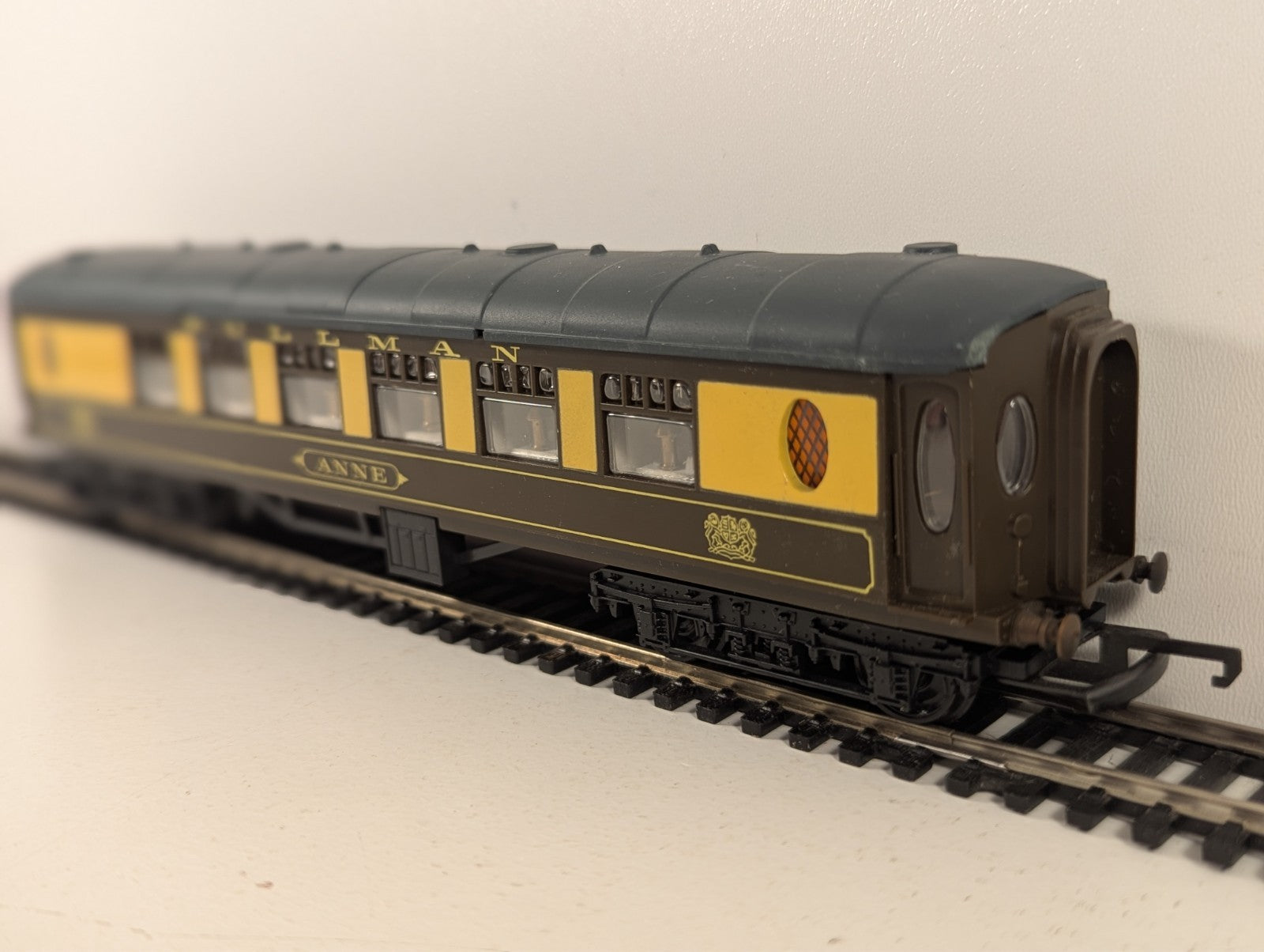 Tri-ang OO Gauge Pullman Coach "Anne"