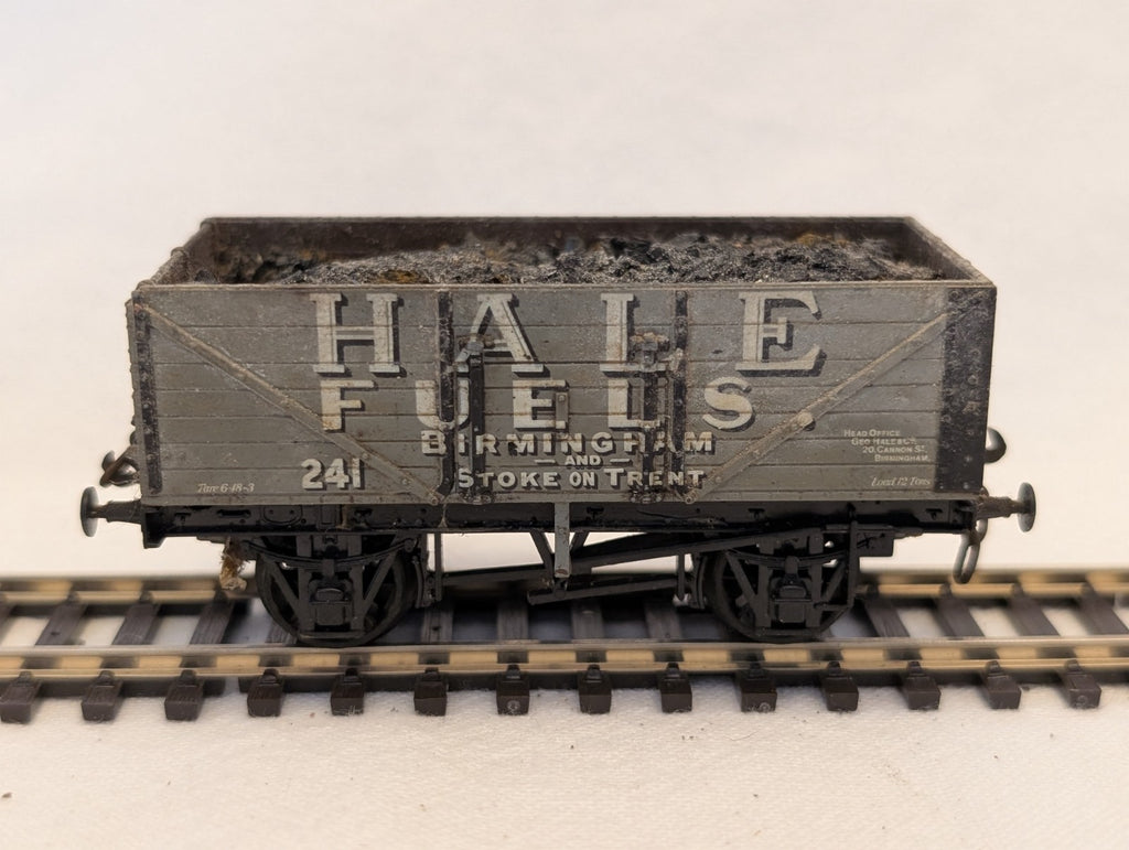 Airfix OO Gauge 7 Plank Wagon Hale Fuels Goods Wagon 241 Hale Fuels