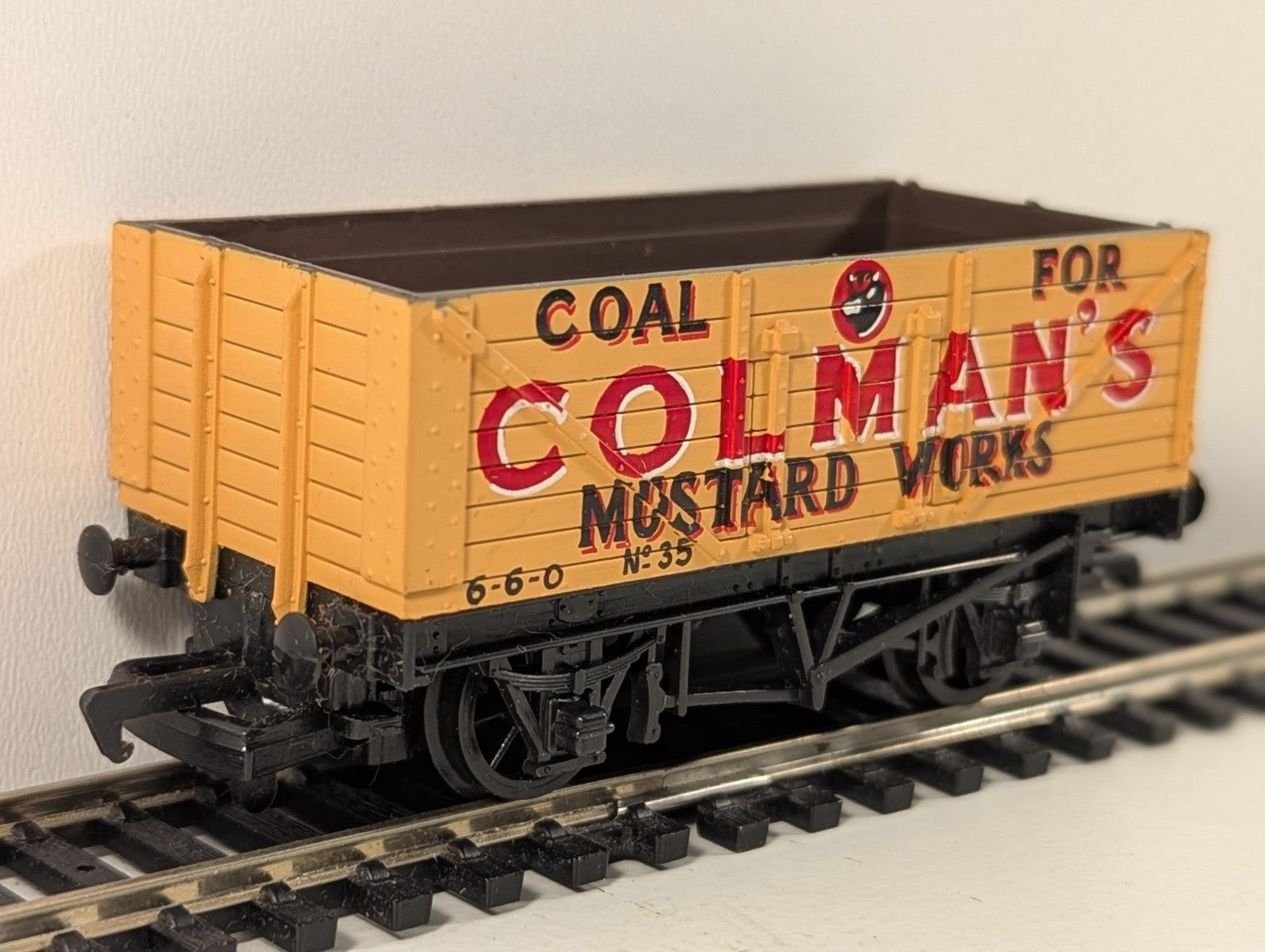 Mainline Railways 37127 OO Gauge Colman’s Mustard 7 Plank Wagon