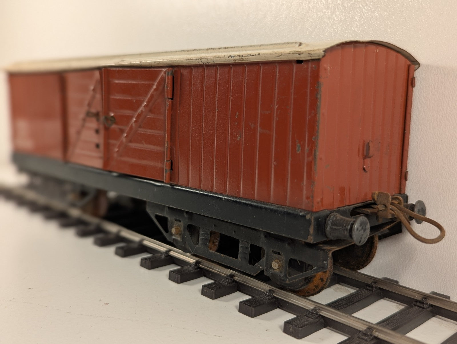 Hornby Series O Gauge No.2 NE Brown Luggage Van