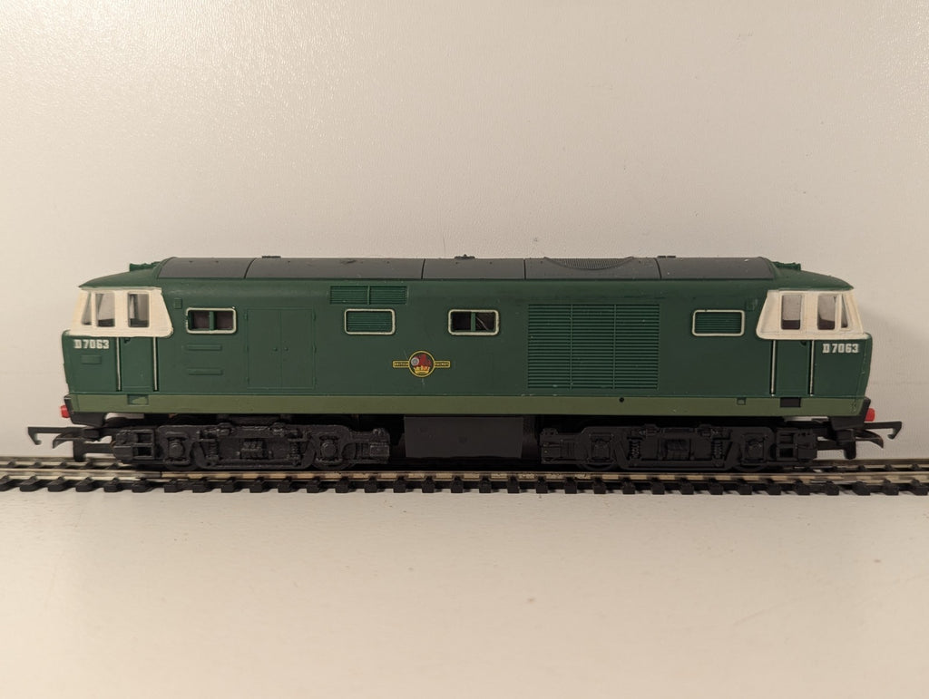 Hornby  R.758 OO Gauge Class 35 Hymek Locomotive D7063 BR Green