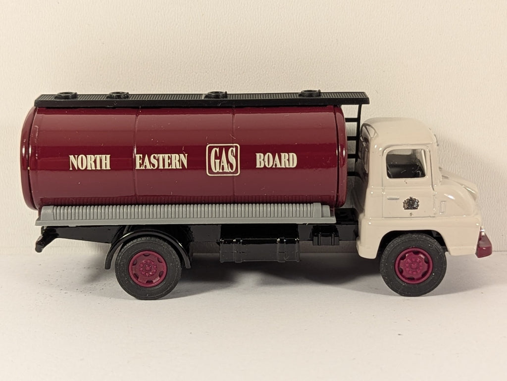 Vanguards VA9000 Ford Thames Trader Tanker – North Eastern Gas – 1:64 Scale
