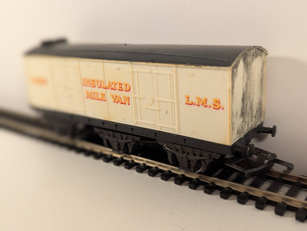 Hornby R734 OO Gauge LMS 6-Wheel Insulated Milk Van No. 3855 – Weathered