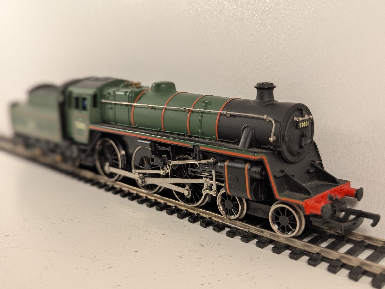 Mainline 37-053 BR Standard Class 4 4-6-0 Steam Locomotive Green OOGauge - Boxed