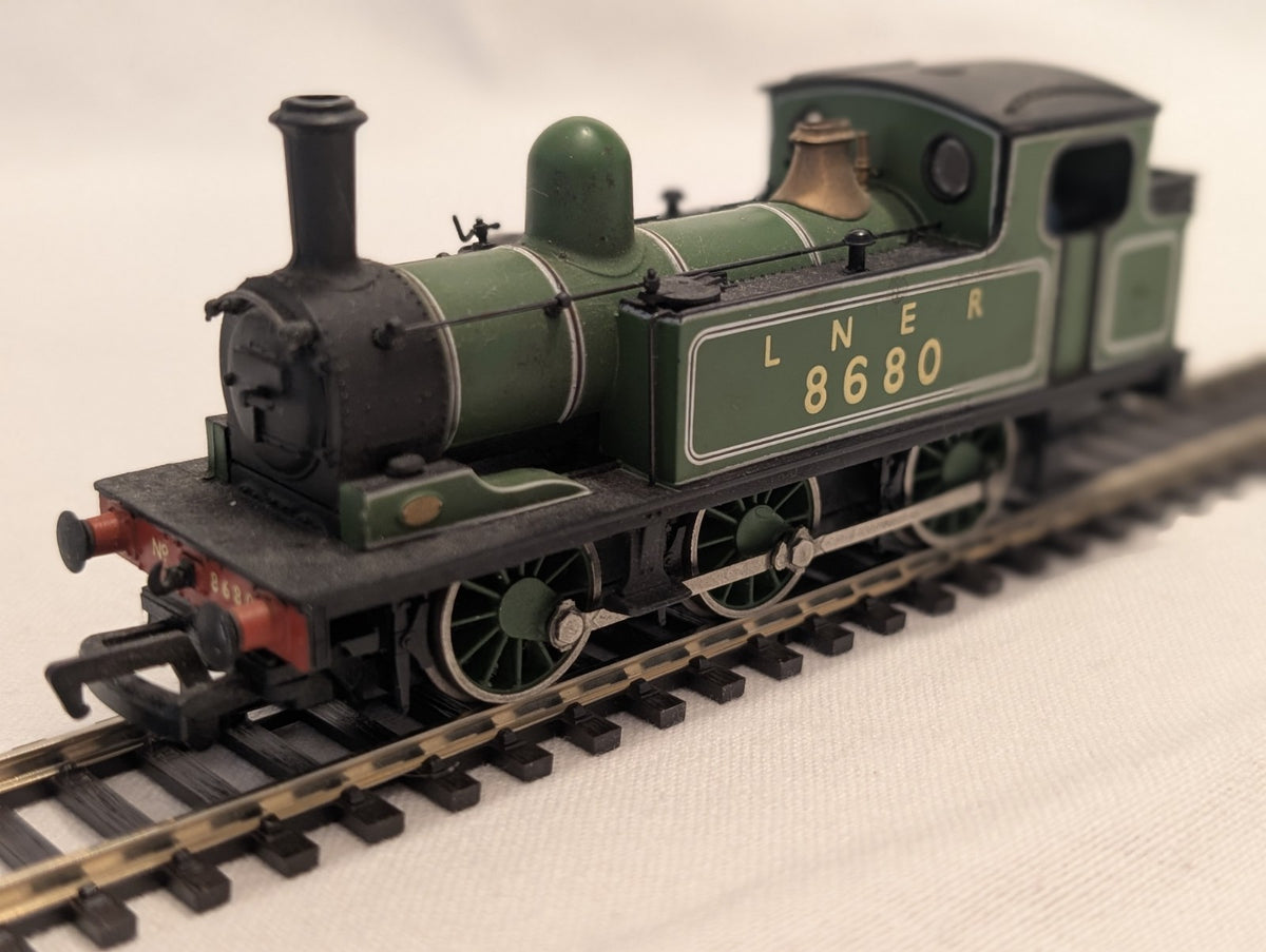 Bachmann Branchline OO Gauge LNER J72 Tank Locomotive No.8680 – Lined Green