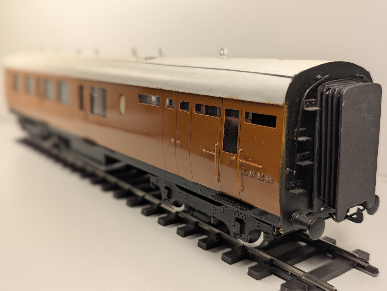 Kitbuilt (Metal) O Gauge LNER Thompson Teak Brake Coach – Damage