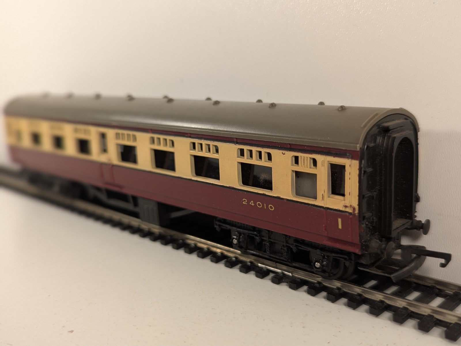 Tri-ang OO Gauge BR Mk1 Blood & Custard Coach