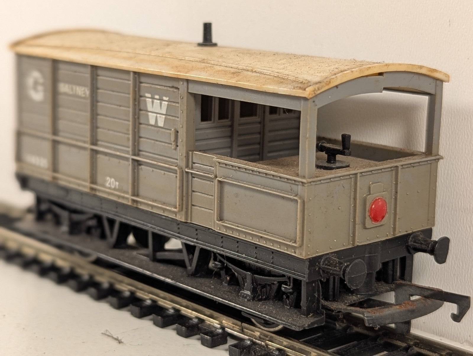 Hornby OO Gauge GWR 20 Ton 'Toad' Brake Van 'Saltney' 114925 GWR Grey