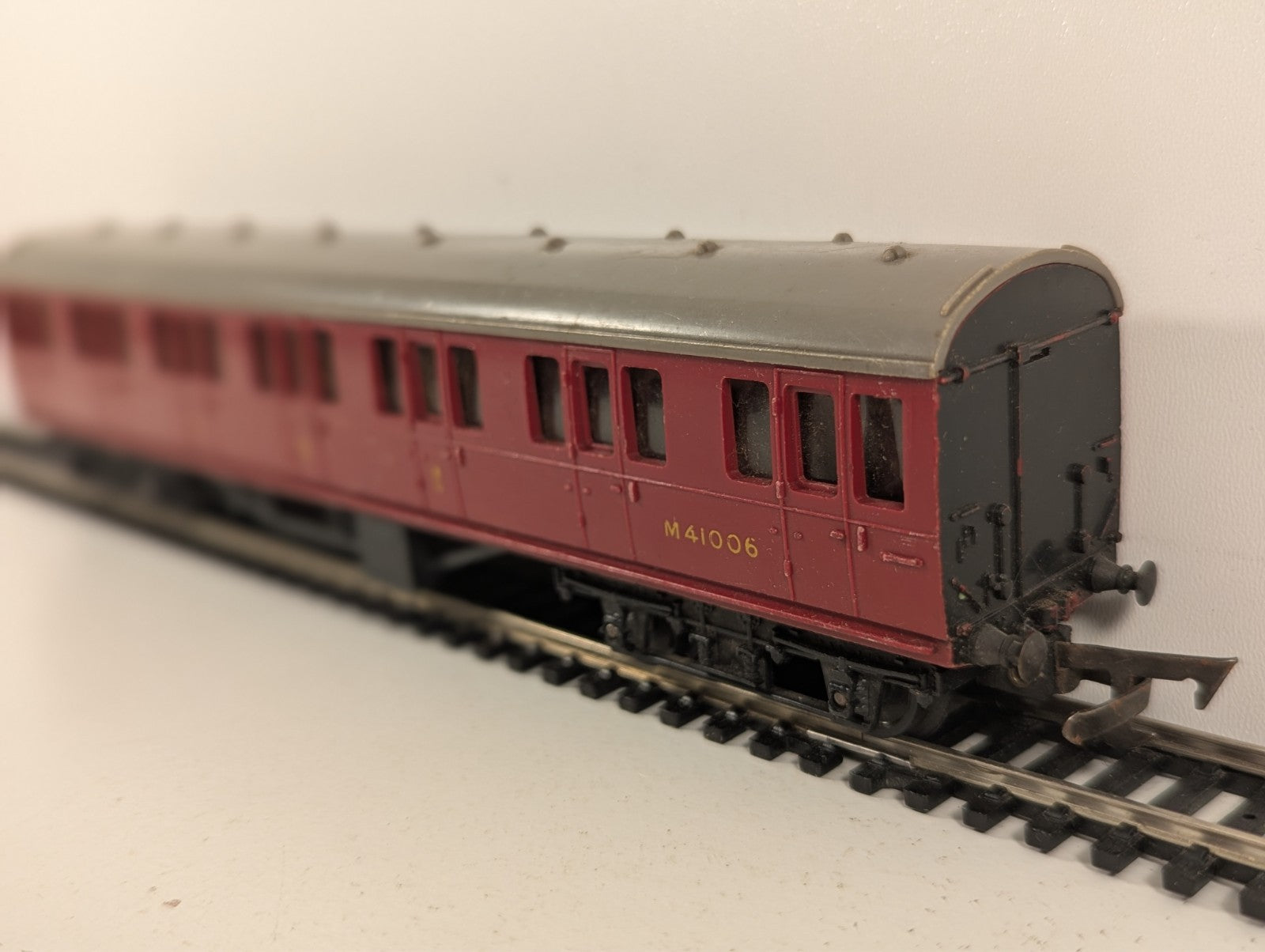 Tri-ang R121 OO Gauge BR Maroon Suburban Composite Coach