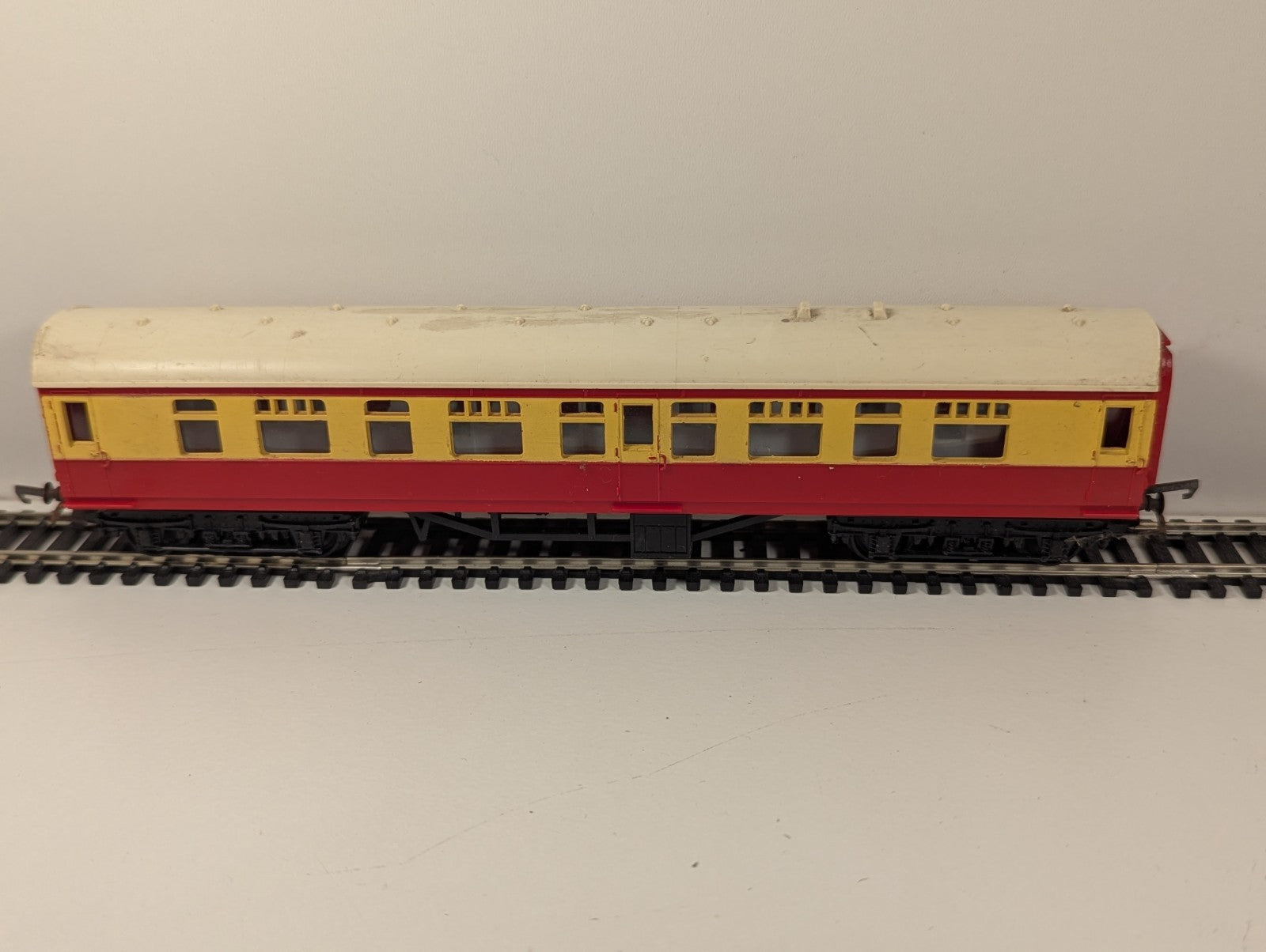 Tri-ang R29 BR Mainline Composite Coach – Crimson & Cream