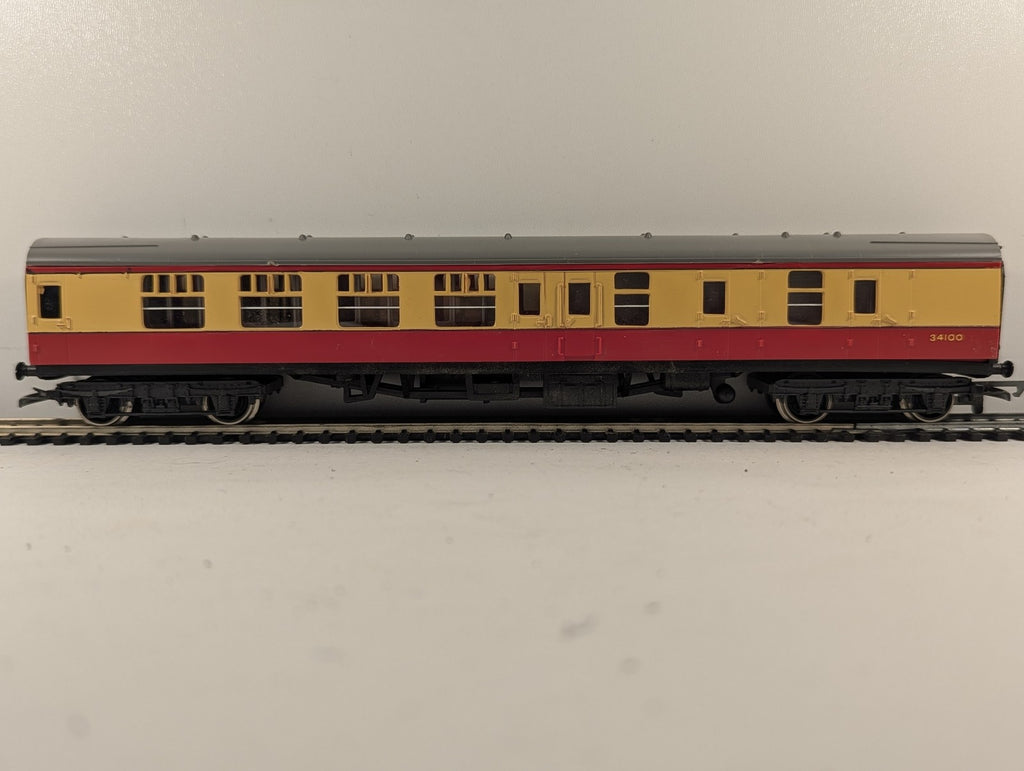 Hornby OO Gauge BR Composite Coach Passenger Coach 34100 BR Crimson and Cream