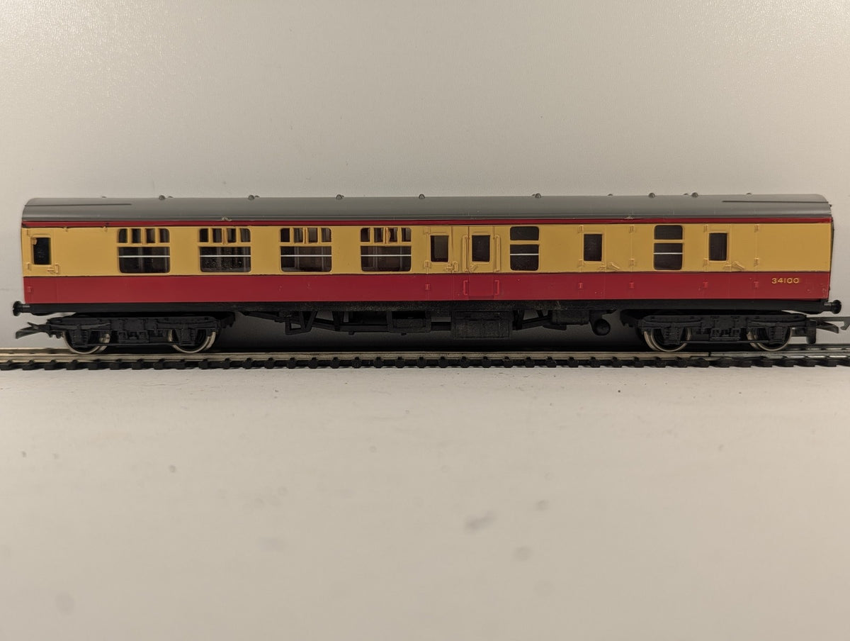 Hornby OO Gauge BR Composite Coach Passenger Coach 34100 BR Crimson and Cream