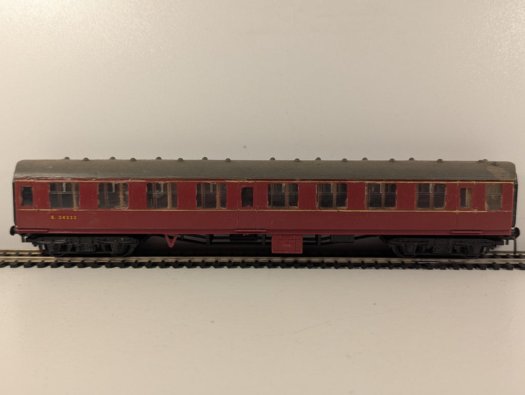 Kitmaster BR Mk1 Maroon Coach Kit Built OO Gauge - Damaged & Missing Coupling