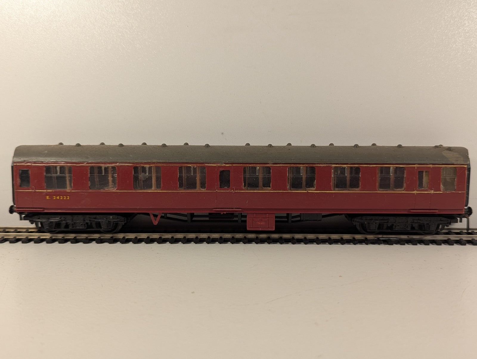 Kitmaster BR Mk1 Maroon Coach Kit Built OO Gauge - Damaged & Missing Coupling