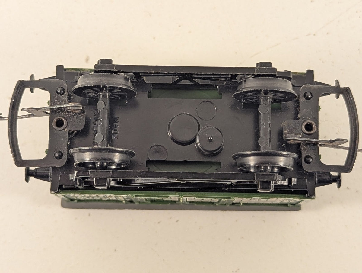 Hornby OO Gauge Prime Pork Ventilated Van Goods Wagon E71011 Prime Pork Green