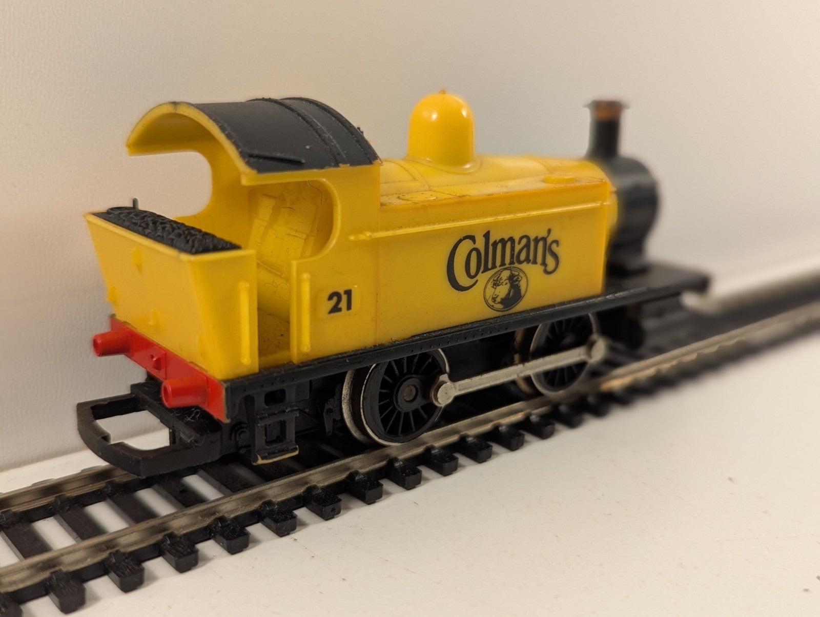 Hornby OO Gauge R155 Holden 0-4-0T “Colman’s Mustard” Yellow Tank Locomotive