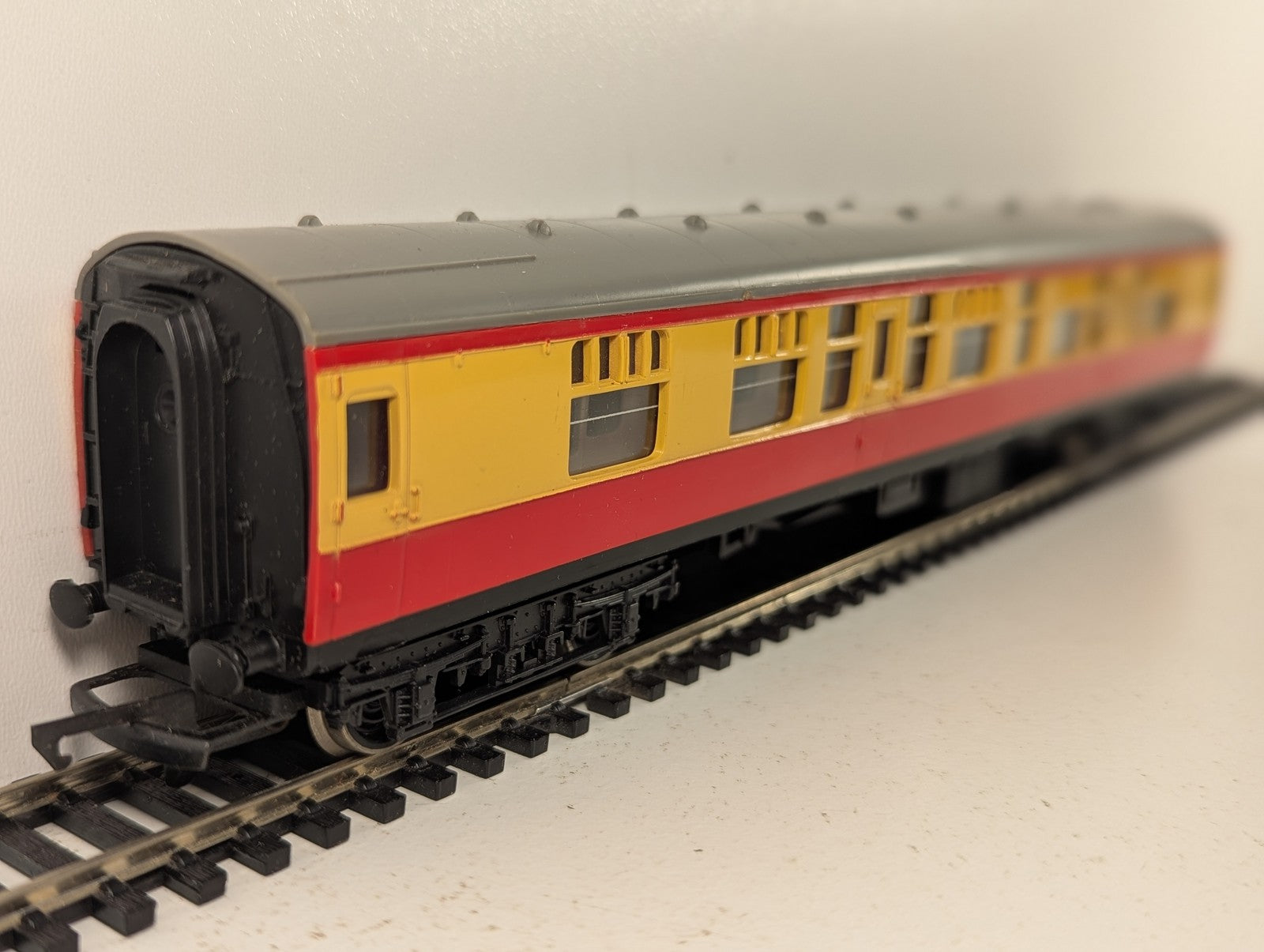 Hornby OO Gauge BR Ex-LMS Corridor Composite Coach Passenger Coach 15210