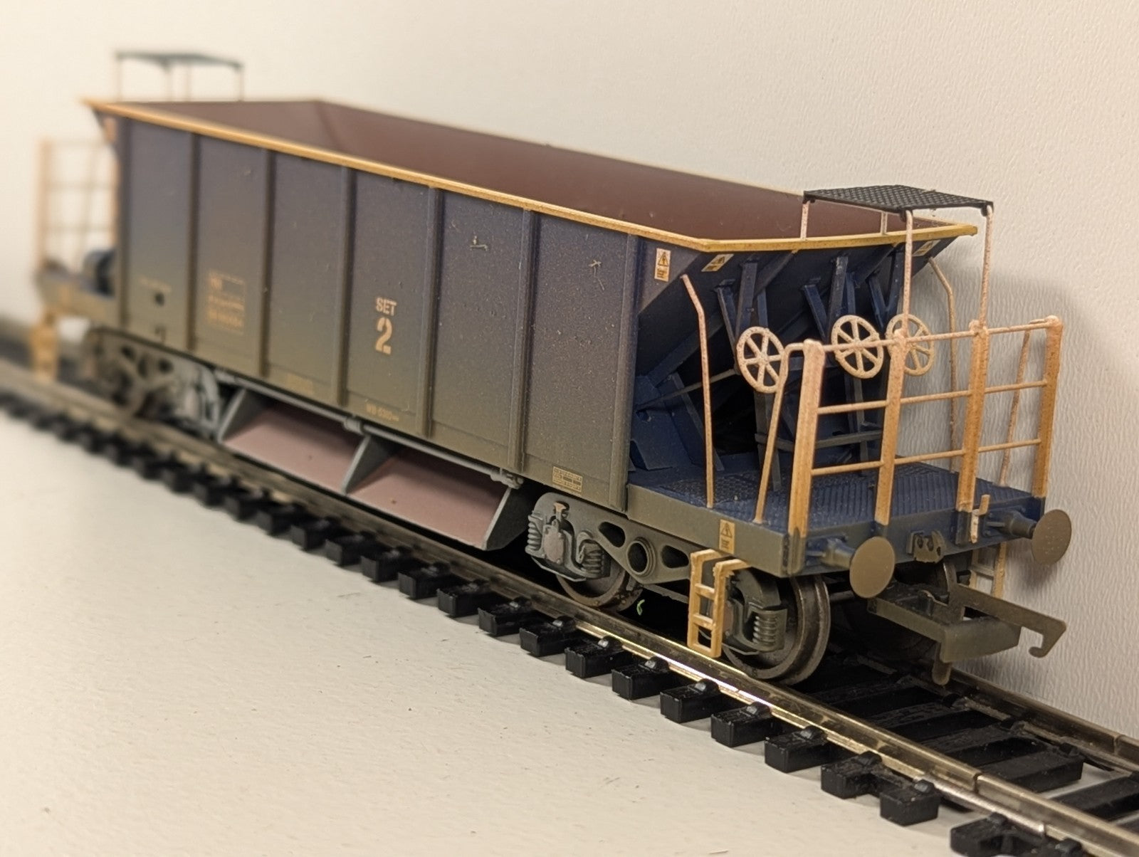Hornby R6287C OO Gauge YGB “Seacow” Hopper DB980054 – Factory Weathered