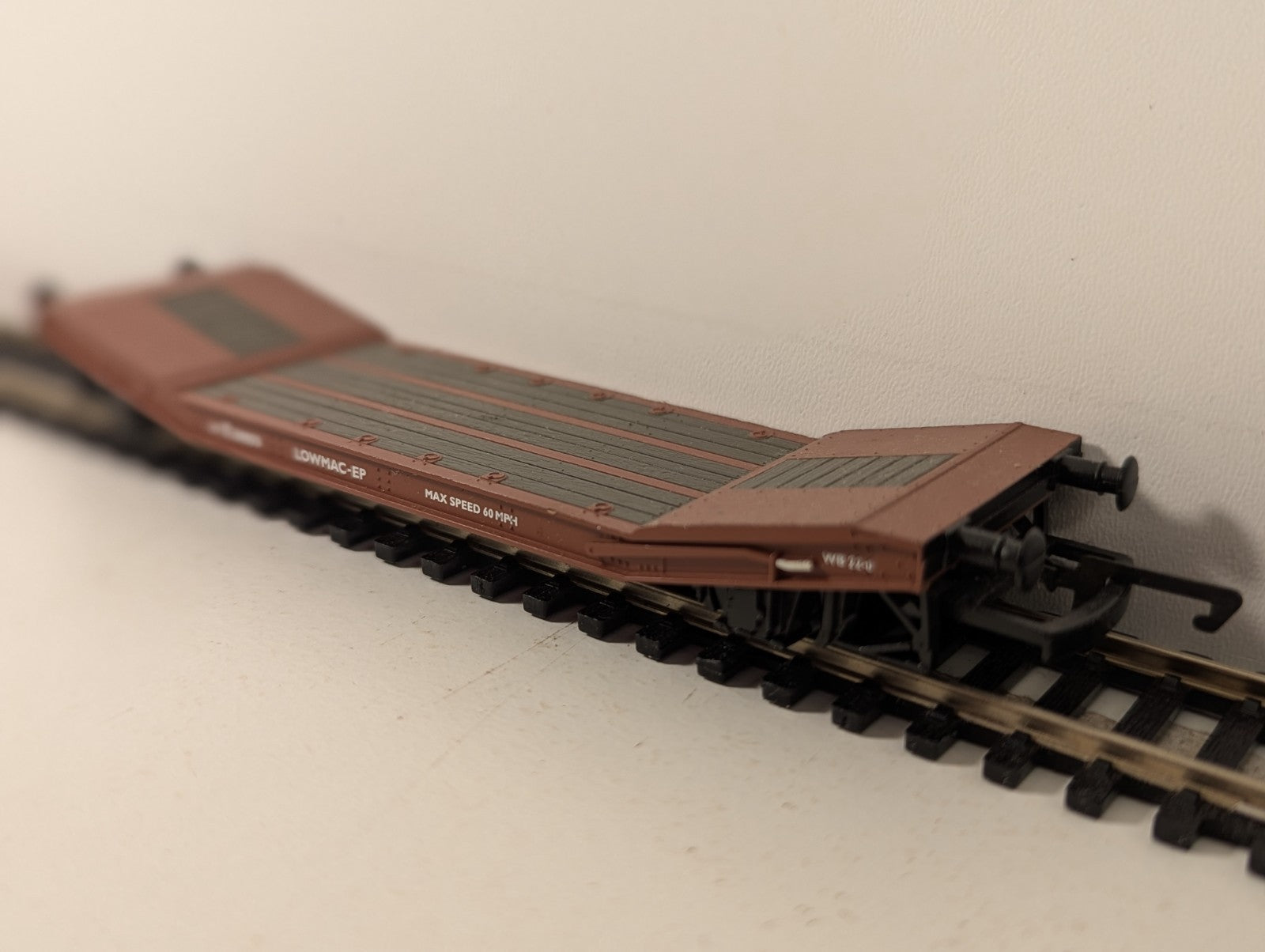 Hornby R6240 OO Gauge Bauxite Brown Lowmac Wagon