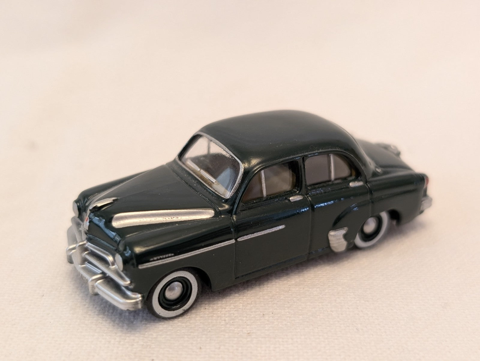 Oxford Diecast OO Gauge Morris Minor MM Saloon Model Car CCF 703