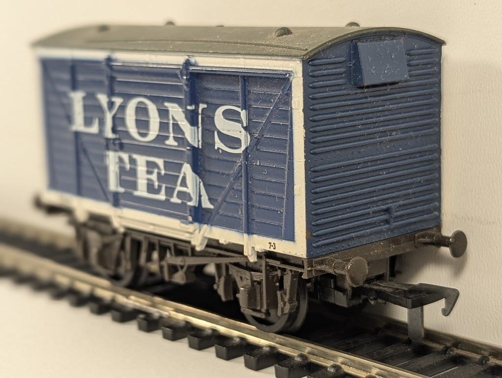 Airfix OO Scale B.R. 12-Ton Ventilated Box Wagon Goods Wagon 528163