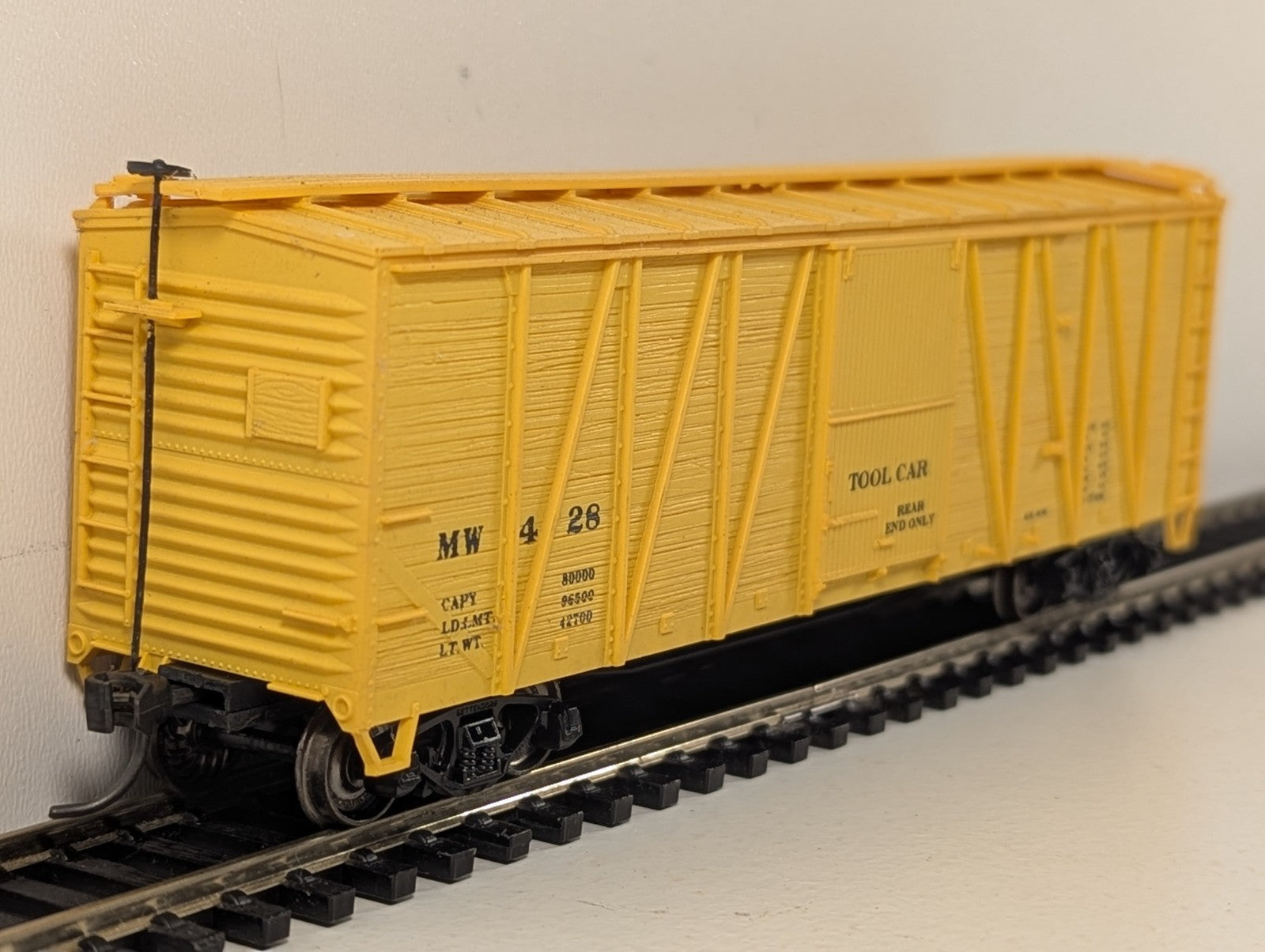 Accurail HO Gauge 40' Outside Braced Wood Boxcar Steel Ends 428 M of W Y