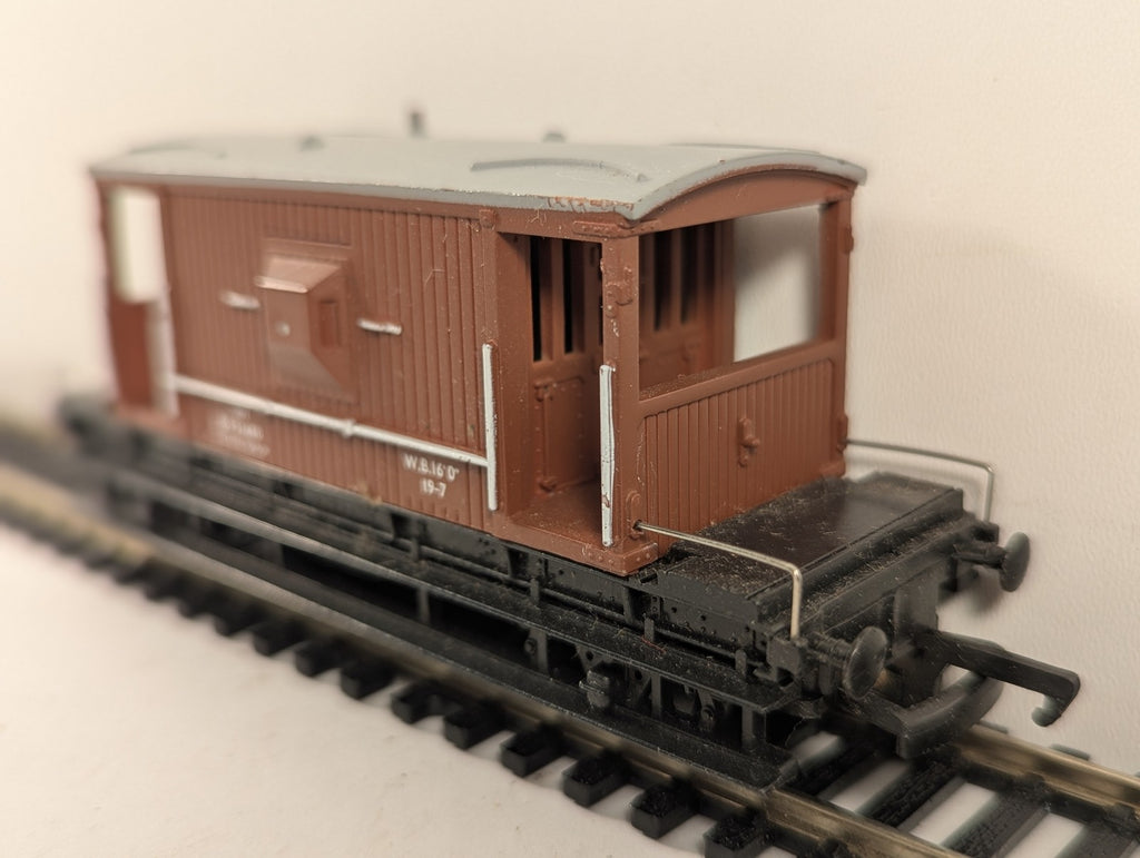 Hornby OO Gauge BR 20 Ton Brake Van Rolling Stock B951480 BR Brown R124